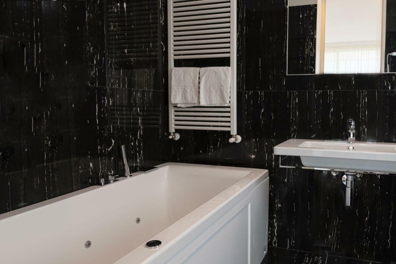 King Room with Spa Bath